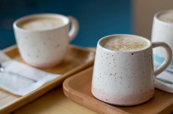 ストライプバッグが人気のブランドのカフェでの接客＠阪急うめだ本店